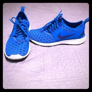 Nike Roshe Flynit Tennis Shoes